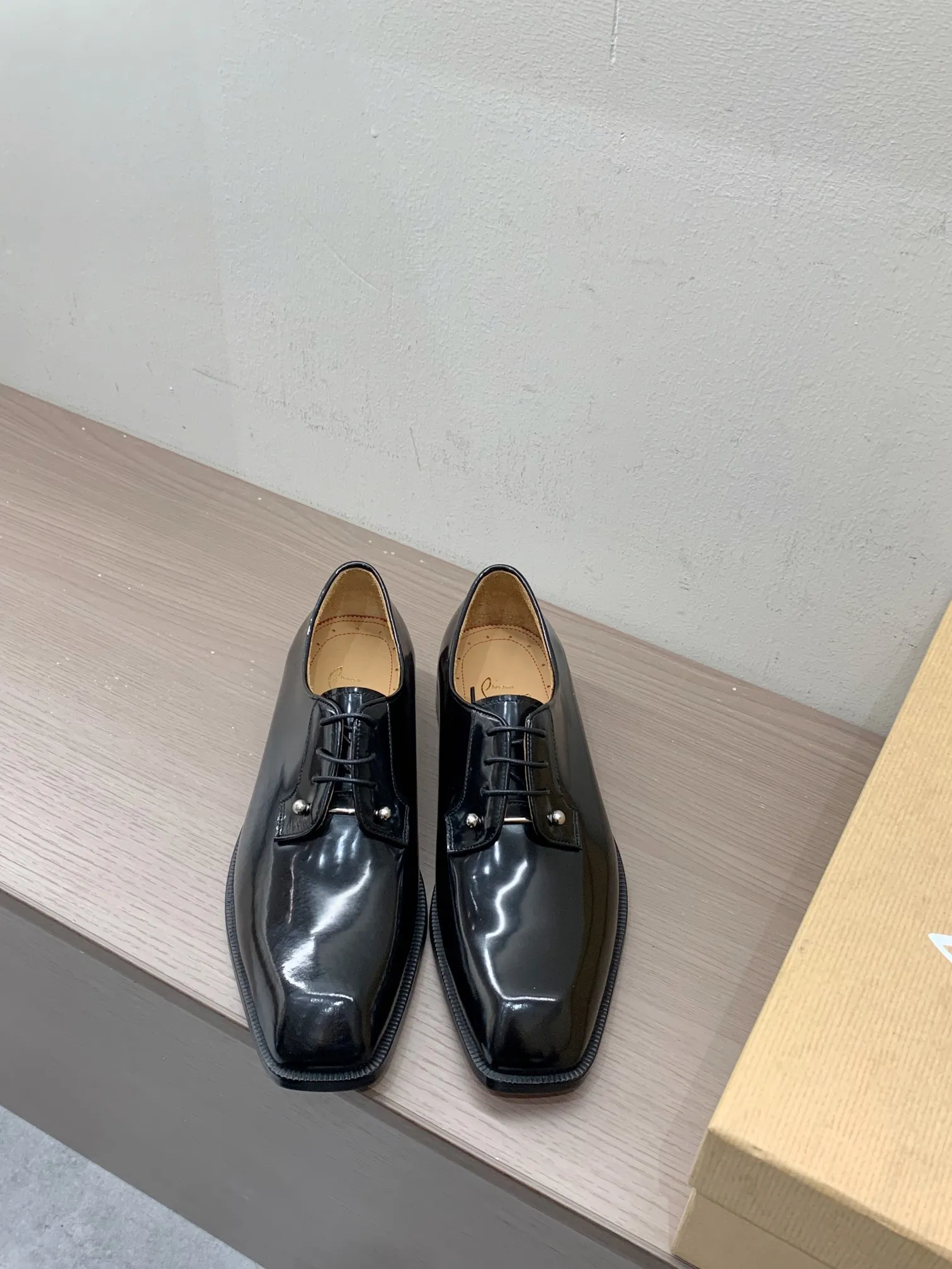 [CL red sole shoes] Top P: 1020💰 Size 39-44 (38.45.46 custom-made, non-returnable) Christian Louboutin men's classic Oxford shoes, men's business formal leather shoes💫Original molding, 1:1 replica, specially made for nobles. The unique shoe shape is unique and 100% comfortable! The whole shoe is made of imported Italian cowhide material, carefully selected, with fine pores and rich luster. Cow leather lining, soft and comfortable, sweat-absorbent and breathable. Genuine leather outsole, non-slip and wear-resistant, full of texture, elegant and luxurious overall, integrating comfort, formality and luxury! The Rolls Royce of shoes!
